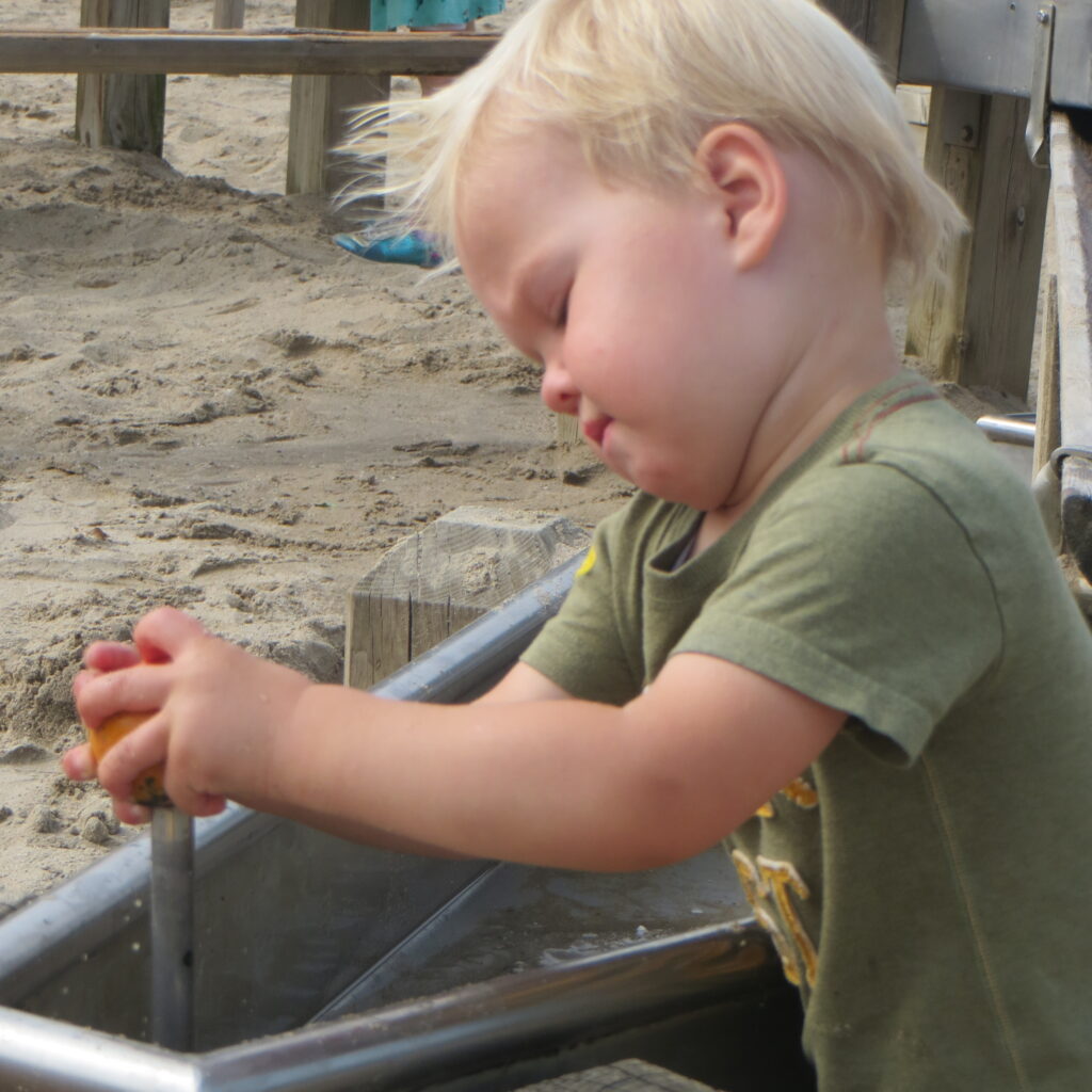 'Natuurlijke inrichting kinderopvang', 'Kinderen spelend op groen schoolplein', 'Gezonde kinderopvangomgeving met natuurlijke materialen'